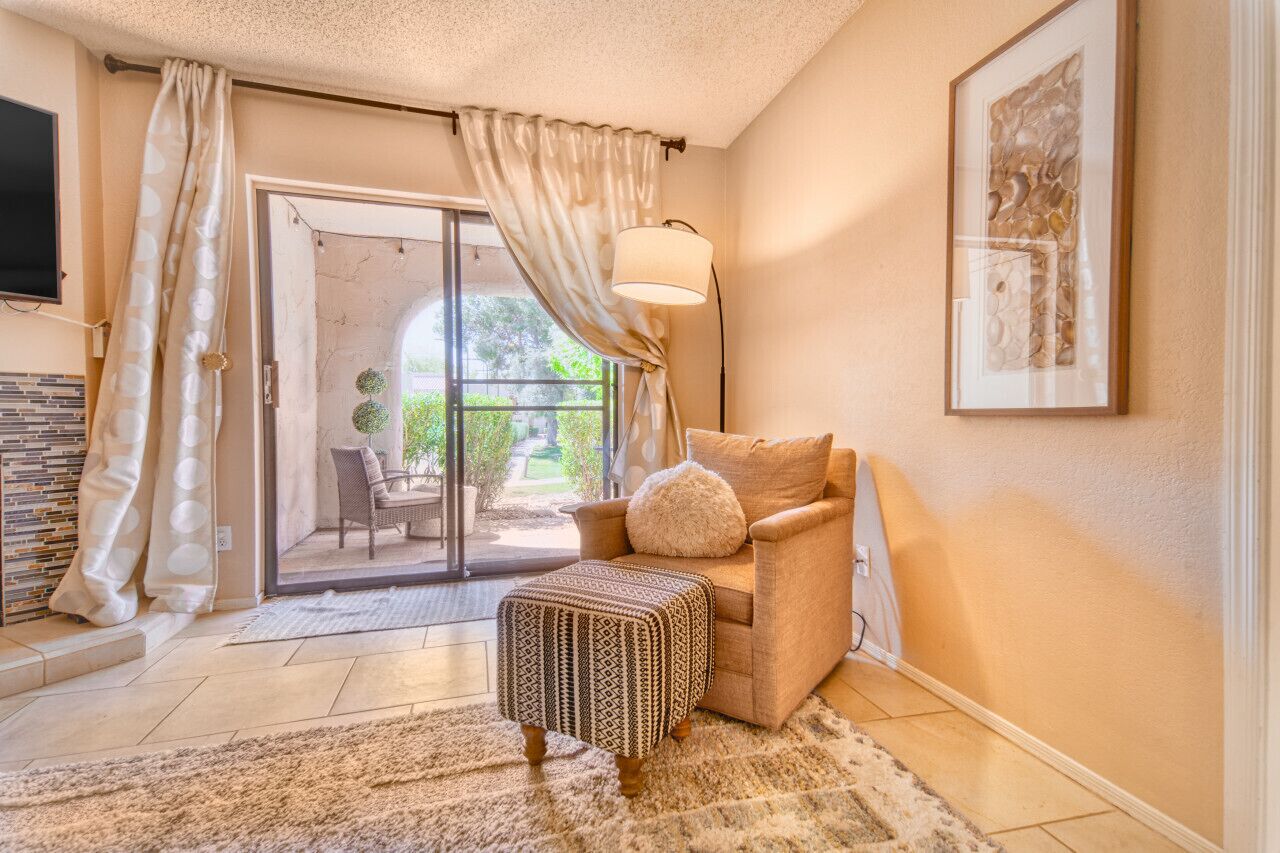 Smart TV, fireplace, books, offices