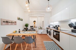 Appartement, 3 chambres, non-fumeurs, cuisine | Cuisine privée | Grand réfrigérateur, micro-ondes, four, plaque de cuisson