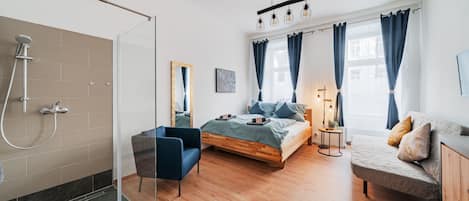 3 bedrooms, desk, laptop workspace, blackout curtains