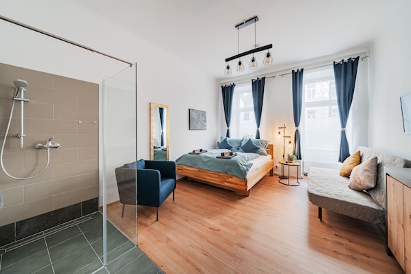 3 bedrooms, desk, laptop workspace, blackout curtains