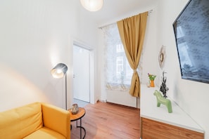 3 bedrooms, desk, laptop workspace, blackout curtains