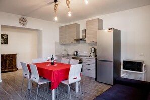 Apartamento panorâmico | Área de estar | TV de tela plana 42 polegadas com canais digitais, TV