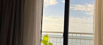 Gorgeuos family room. Caribbean view in Paseo Park, parking, balcony, netflix