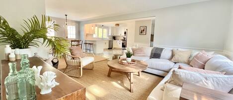 TV connectée, cheminée, jeux vidéo, baby-foot