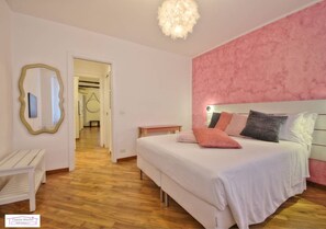 1 غرفة نوم وخزنة داخل ا�لغرفة وواي فاي مجانًا وملاءات أسرّة