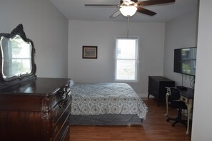 2 habitaciones, escritorio, tabla de planchar con plancha y wifi gratis 