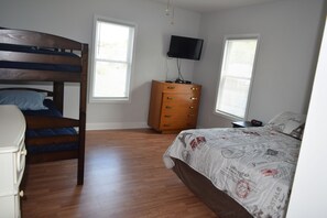 2 Schlafzimmer, Schreibtisch, Bügeleisen/Bügelbrett, kostenloses WLAN