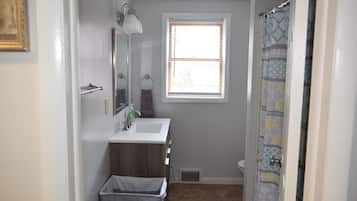 Secadora de cabello, toallas, papel de baño
