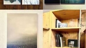 A room with a wooden bookshelf containing books and decorative items. - Cosy studio for 5 near ski lift, Les Gentianes (Les Collons)