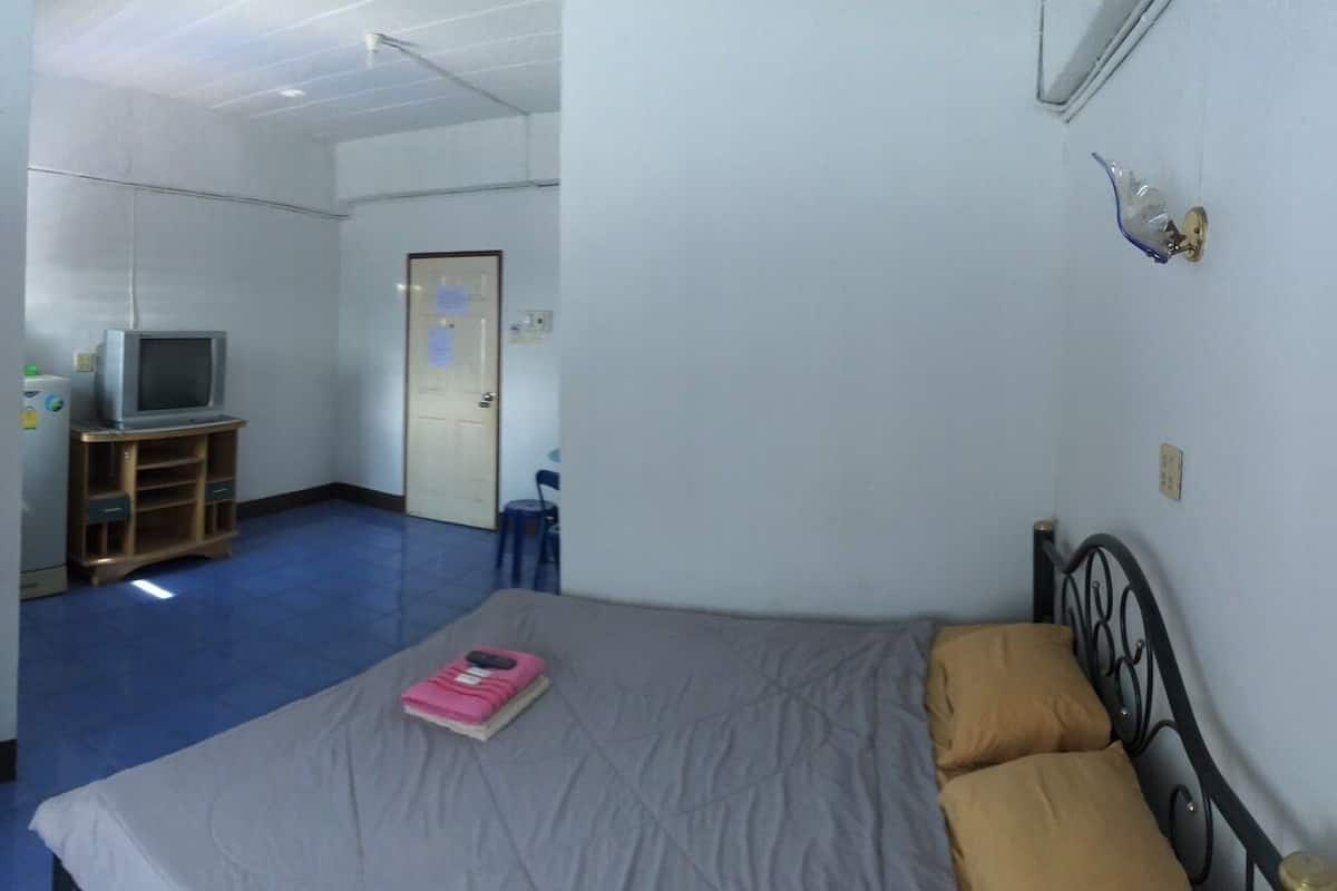 Basic Room | Desk, laptop workspace, free WiFi