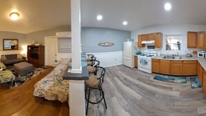 Un apartamento moderno con sala de estar, comedor y cocina.