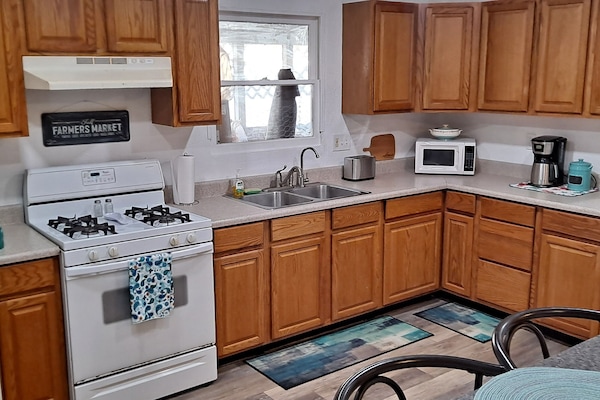 Een koelkast, een magnetron, een oven, een kookplaat