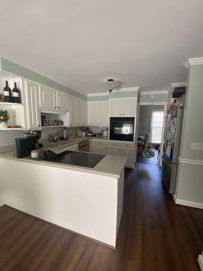 Fridge, microwave, oven, stovetop - Masters Golf Rental (Columbia)