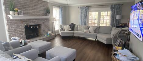 智能电视、壁炉、电子游戏、书