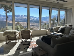 Smart-TV, Kamin, Bücher, Stereoanlage