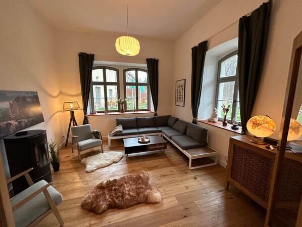 暖炉、テーブルサッカー台、ステレオ