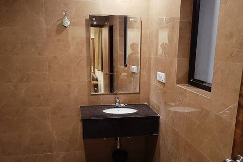 Deluxe Double or Twin Room, City View | Bathroom