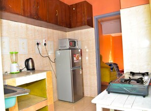 Private kitchen - Family sized home with internet, free parking, in section 58, 5 min to NakuruCBD (Nakuru)