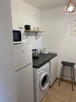 Fridge, microwave, stovetop, coffee/tea maker