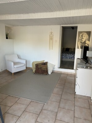 1 chambre, lit parapluie, Wi-Fi gratuit, draps fournis