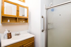 Dusche, Haartrockner, Handtücher, Seife