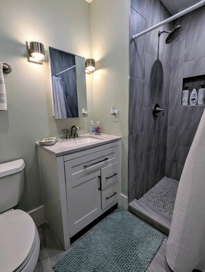 Een douche, een haardroger, handdoeken, zeep