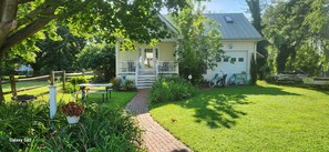 Outdoor dining - BAYSIDE BUNGALOW (Rock Hall)
