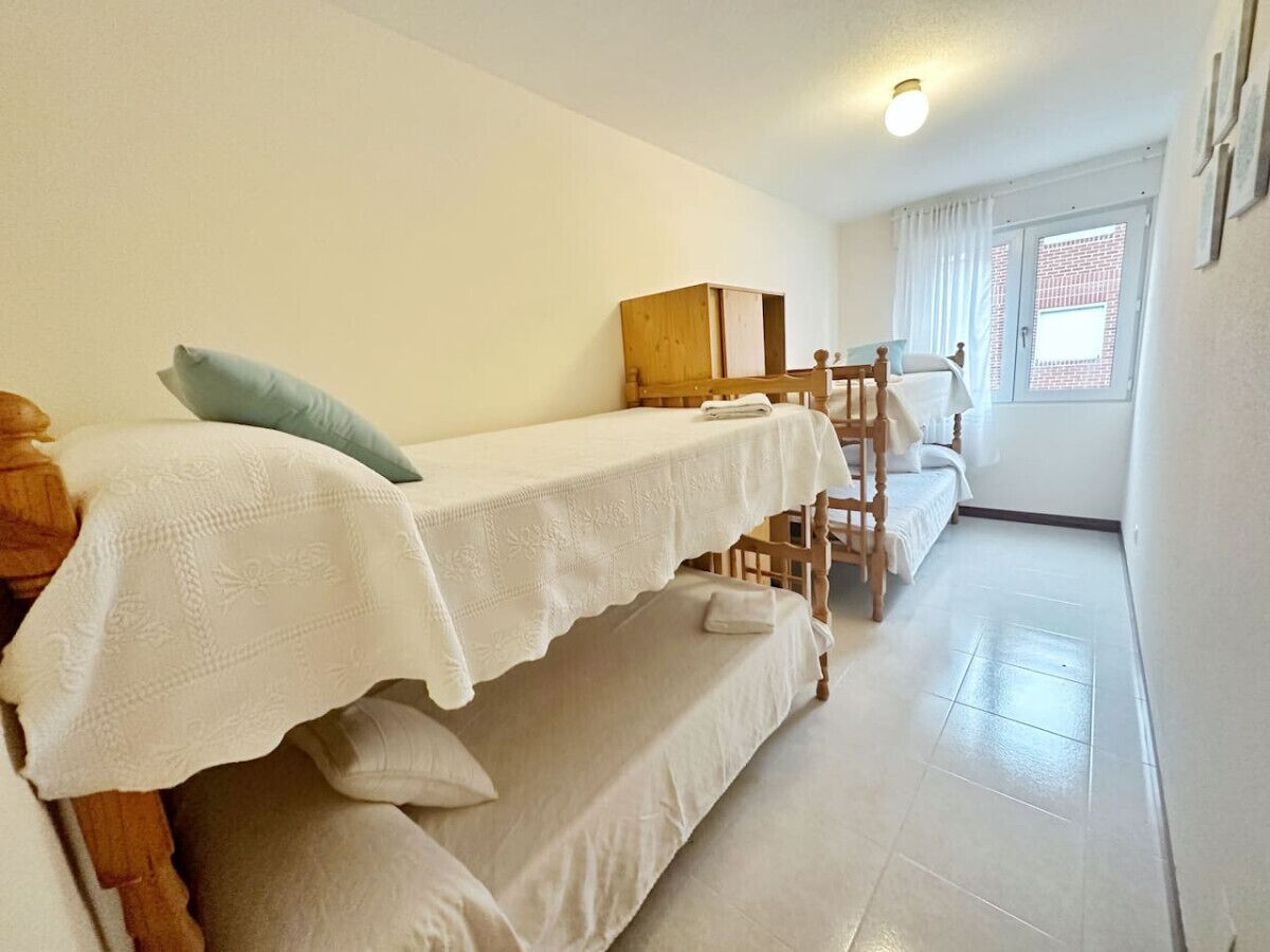 2 dormitorios, tabla de planchar con plancha, ropa de cama