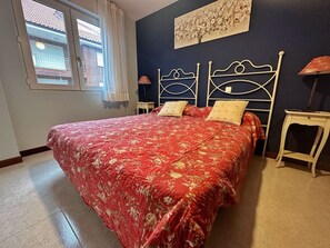 2 bedrooms, iron/ironing board, bed sheets