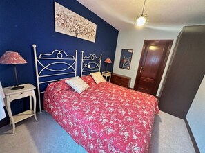 2 bedrooms, iron/ironing board, bed sheets