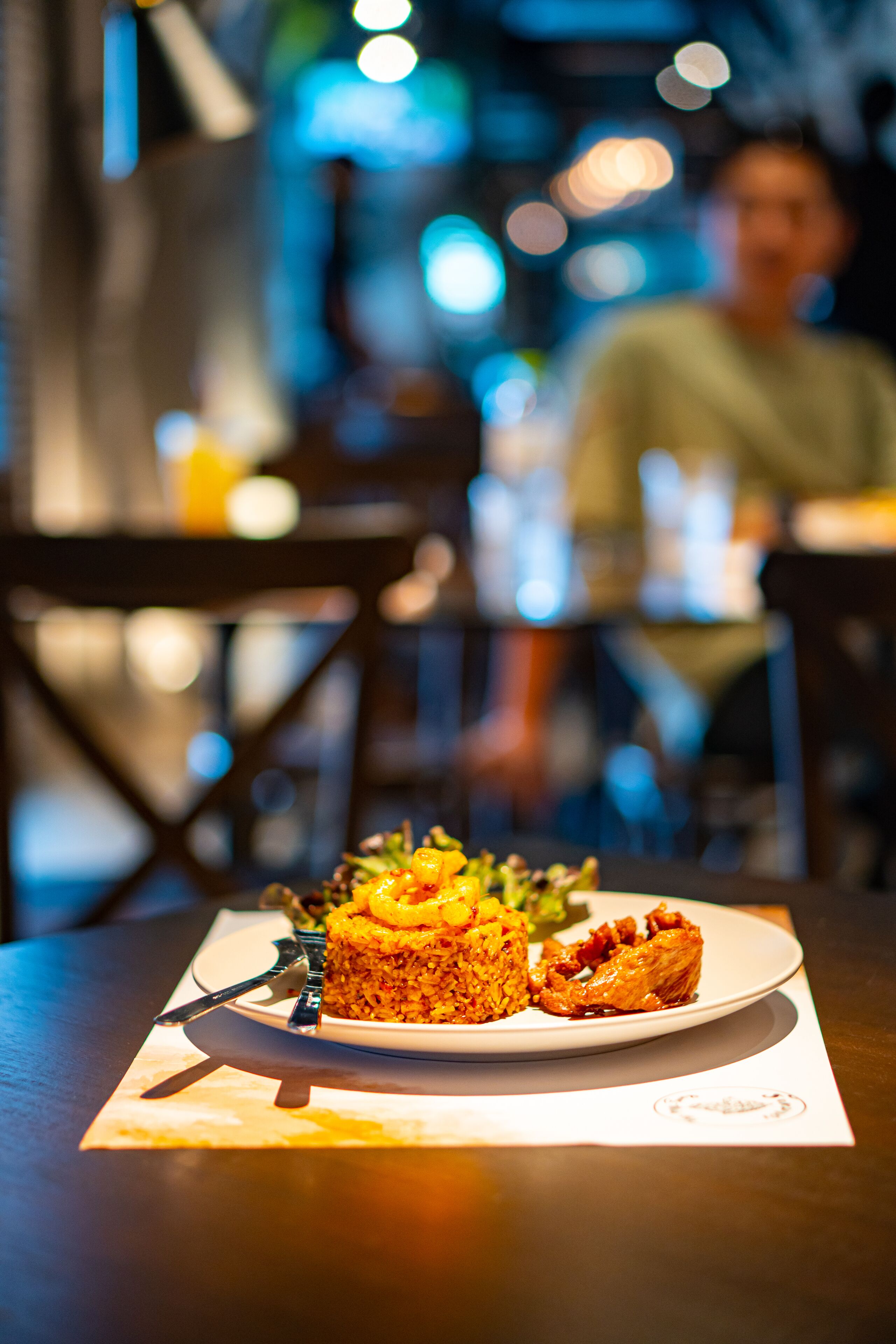 Une table à manger avec une assiette de nourriture, une fourchette et un couteau.