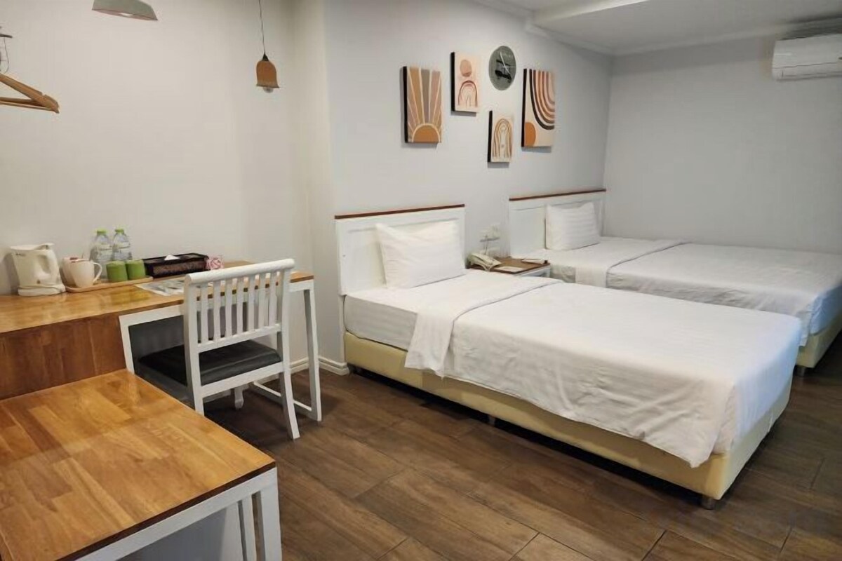 Premium bedding, desk, WiFi (free), bed sheets
