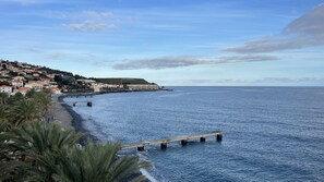 Na praia, espreguiçadeiras, toalhas de praia