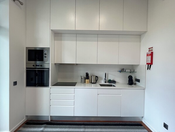 Kühlschrank, Mikrowelle, Ofen, Herdplatte