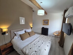 3 habitaciones, tabla de planchar con plancha y cuna de viaje 