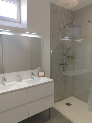 Dusche, Haartrockner, Handtücher, Seife