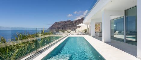 Utomhuspool och uppvärmd pool