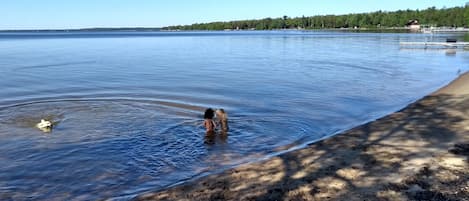 Sulla spiaggia, lettini da mare, teli da spiaggia