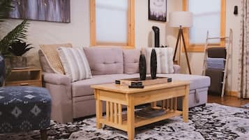 Smart TV, chimenea, libros y estéreo
