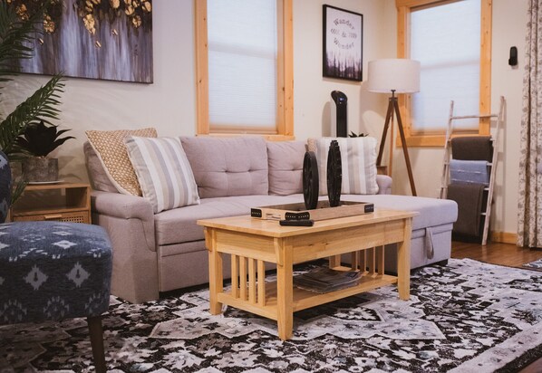 Smart TV, fireplace, books, stereo