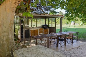 تناول الطعام بالخارج