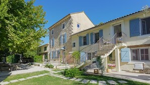 A two-story stone building with a balcony and a staircase leading to the upper floor. - Avignon - Mas de la Roule - 18 people - Swimming pool - Park 2 ha (Avignon)
