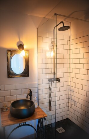 Douche, sèche-cheveux, serviettes fournies, savon