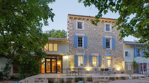 A stone building with blue shutters, outdoor seating, and a gravel courtyard. - Avignon - Mas de la Roule - 18 people - Swimming pool - Park 2 ha (Avignon)