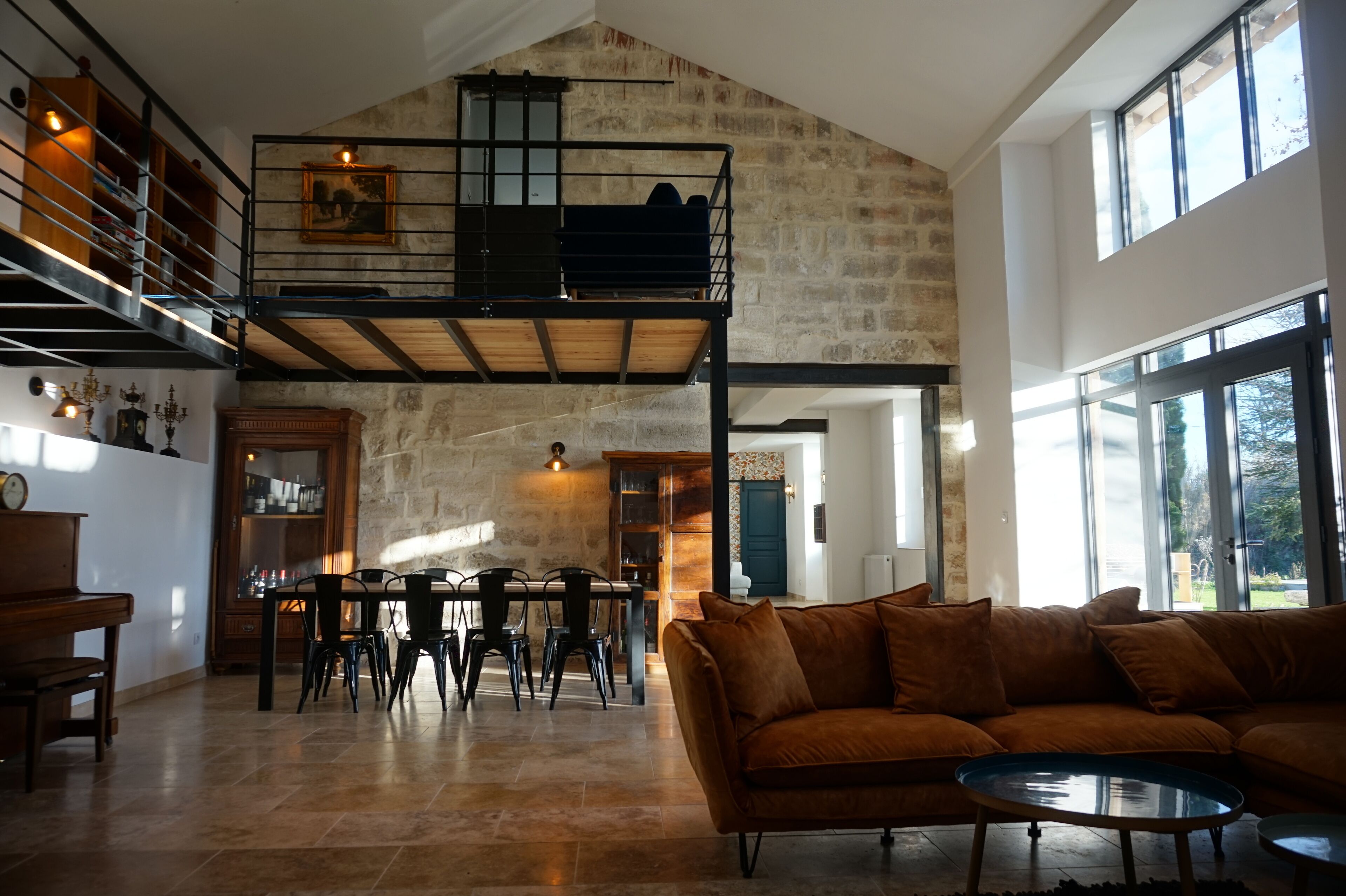 Télévision à écran plat, table de tennis de table, livres, médiathèque