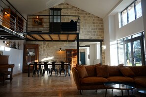 Flachbildfernseher, Tischtennisplatte, Bücher, Musikbibliothek