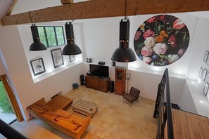 Flachbildfernseher, Tischtennisplatte, Bücher, Musikbibliothek