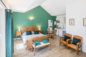 8 عدّة غرف نوم ومكتب ومكواة/لوح كي وسرير سفر