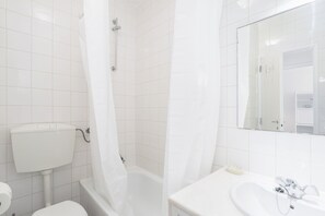 Badekar, hårtørrer, håndklæder, Sæbe