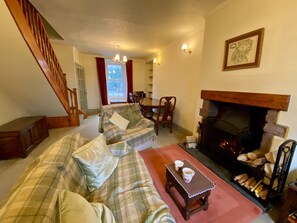 Télévision, cheminée, livres